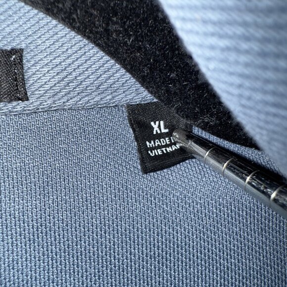 UNIQLO Men's Blue Chambray Button Down Shirt XL Slim Fit - Picture 2 of 11